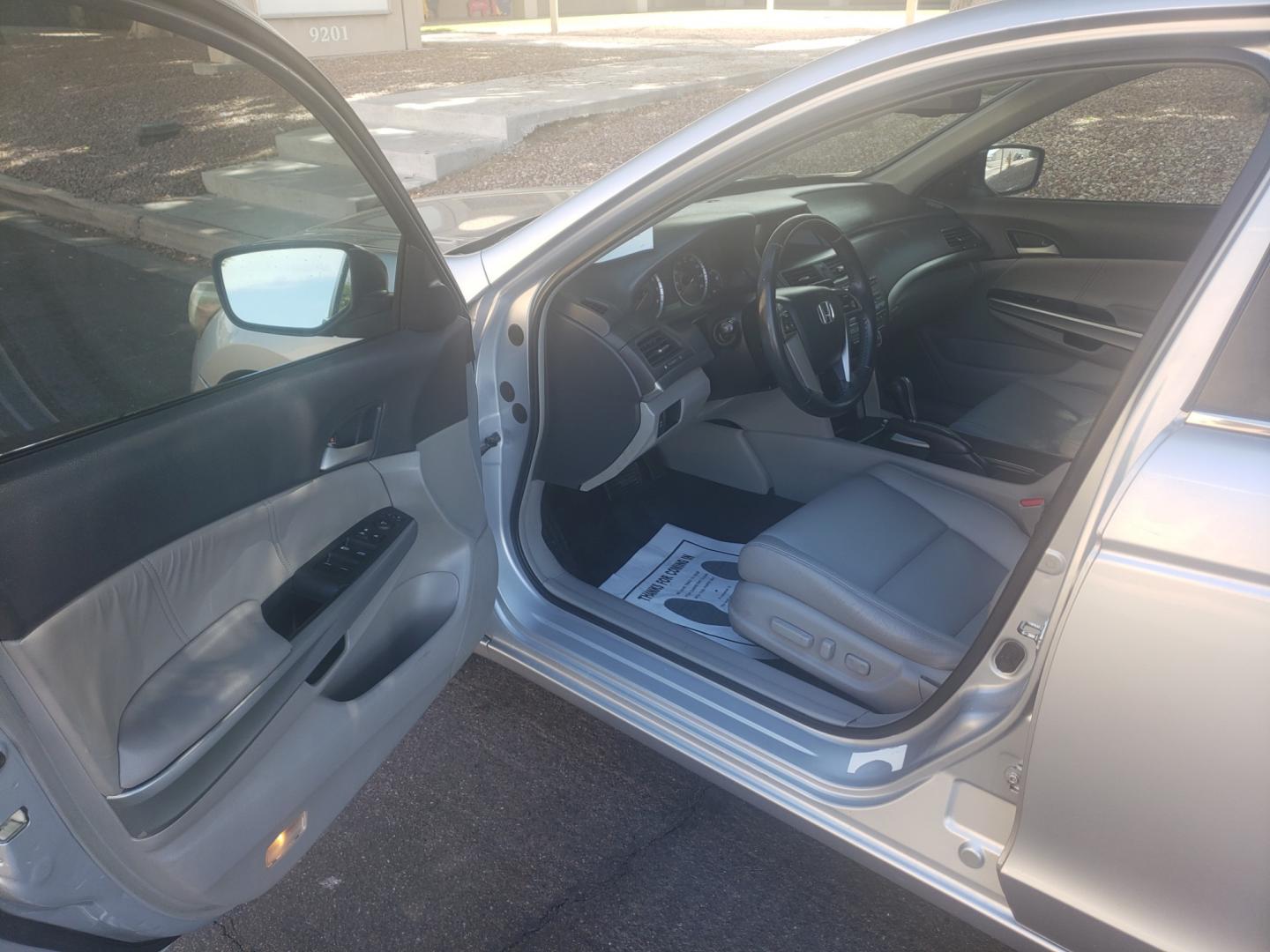 2009 Honda Accord ex-l (1HGCP36849A) with an 3.5L V6 DOHC 24V engine, 6-Speed Automatic transmission, located at 323 E Dunlap Ave., Phoenix, AZ, 85020, (602) 331-9000, 33.567677, -112.069000 - Photo#8